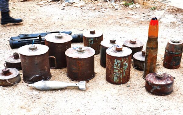 العثور على معمل لتصنيع العبوات والقذائف وأسلحة ثقيلة ومشفى ميداني للإرهابيين في حي الوعر - سبوتنيك عربي