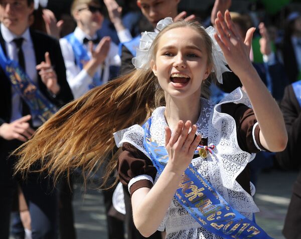 طلاب المدارس الثانوية في روسيا يودعون مدارسهم، تشيليابينسك - سبوتنيك عربي