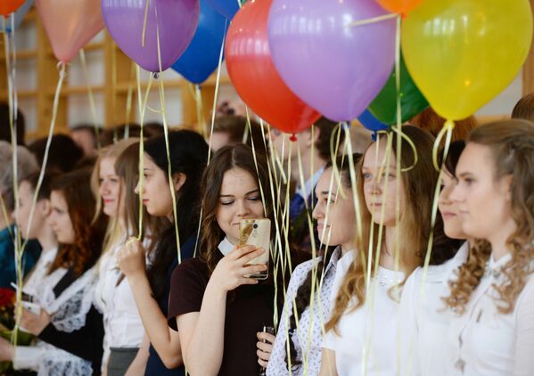 طلاب المدارس الثانوية في روسيا يودعون مدارسهم، يكاتيرينبورغ - سبوتنيك عربي