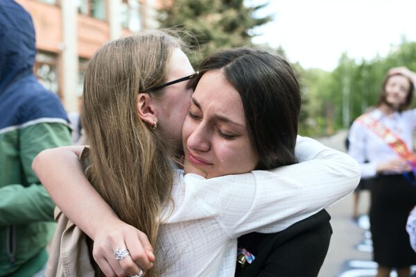 طلاب المدارس الثانوية في روسيا يودعون مدارسهم، أومسك - سبوتنيك عربي
