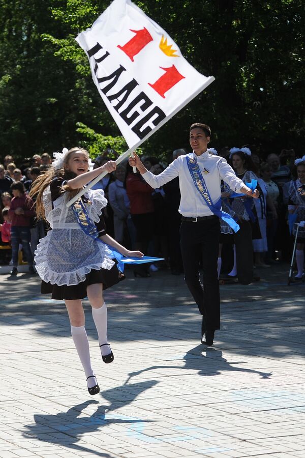 طلاب المدارس الثانوية في روسيا يودعون مدارسهم، تشيليابينسك - سبوتنيك عربي
