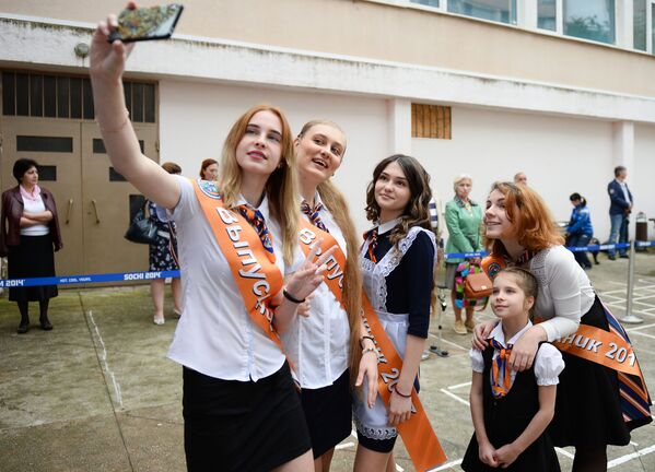 طلاب المدارس الثانوية في روسيا يودعون مدارسهم، سوتشي - سبوتنيك عربي