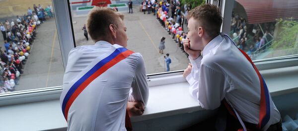 طلاب المدارس الثانوية في روسيا يودعون مدارسهم، تشيتا - سبوتنيك عربي