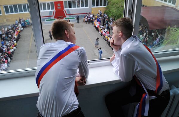 طلاب المدارس الثانوية في روسيا يودعون مدارسهم، تشيتا - سبوتنيك عربي