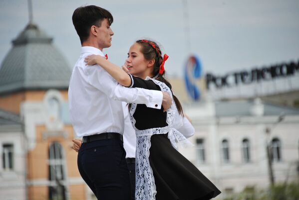 طلاب المدارس الثانوية في روسيا يودعون مدارسهم، تشيتا - سبوتنيك عربي