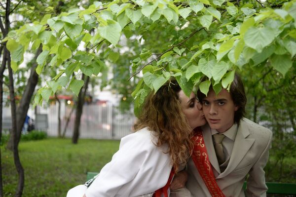 طلاب المدارس الثانوية في روسيا يودعون مدارسهم - سبوتنيك عربي