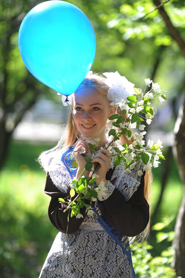 طلاب المدارس الثانوية في روسيا يودعون مدارسهم، تشيليابينسك - سبوتنيك عربي