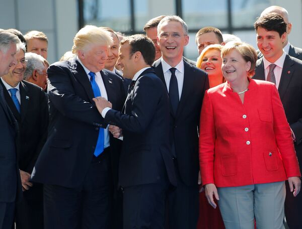 ترامب يمازح ماكرون في قمة الناتو - سبوتنيك عربي