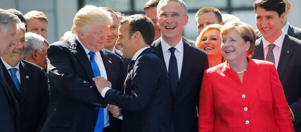 ترامب يمازح ماكرون في قمة الناتو - سبوتنيك عربي