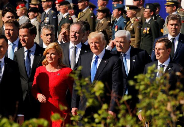 ترامب يسير إلى جوار رئيسة كرواتيا - سبوتنيك عربي