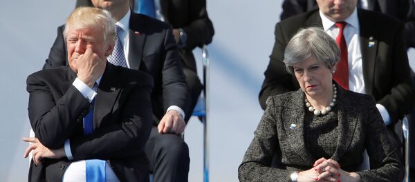 ترامب وتريزا ماي يبدو عليهما التأثر في قمة الناتو - سبوتنيك عربي