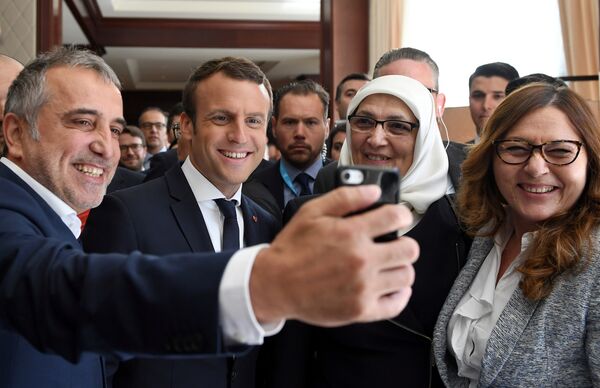 سيلفي للرئيس الفرنسي إيمانويل ماكرون مع أعضاء الوفد التركي في بروكسيل - سبوتنيك عربي