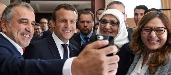 سيلفي للرئيس الفرنسي إيمانويل ماكرون مع أعضاء الوفد التركي في بروكسيل - سبوتنيك عربي