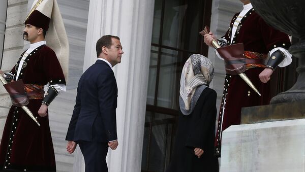رئيس الوزراء الروسي دميتري ميدفيديف يصل إلى قمة منظمة التعاون الاقتصادي للبحر الأسود في اسطنبول، تركيا - سبوتنيك عربي