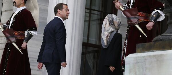 رئيس الوزراء الروسي دميتري ميدفيديف يصل إلى قمة منظمة التعاون الاقتصادي للبحر الأسود في اسطنبول، تركيا - سبوتنيك عربي