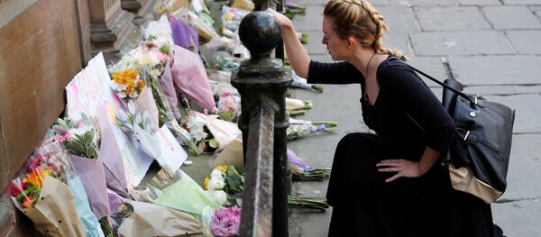 فتاة تضع أزهار بالقرب من موقع الانفجار في مانشستر، بريطانيا 23 مايو/ آيار 2017 - سبوتنيك عربي