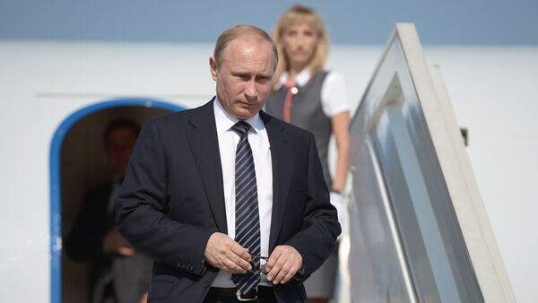 الرئيس الروسي فلاديمير بوتين يخرج من الطائرة - سبوتنيك عربي