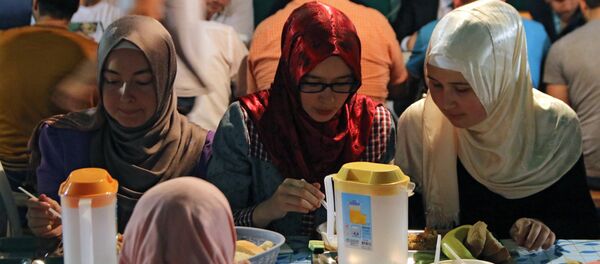 المسلمون في سيمفيروبيل خلال الإفطار - سبوتنيك عربي