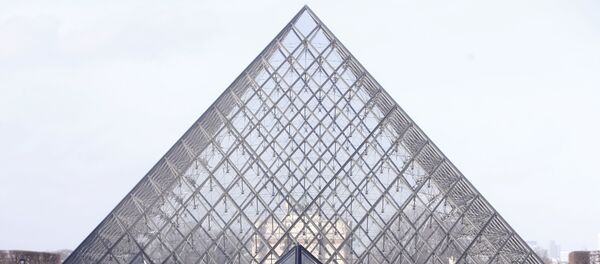 مجسم هرم متحف اللوفر - سبوتنيك عربي