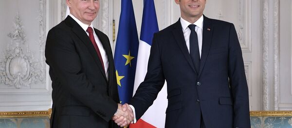 الرئيس الروسي فلاديمير بوتين والرئيس الفرنسي إيمانويل ماكرون في باريس الرئيس الروسي فلاديمير بوتين والرئيس الفرنسي إيمانويل ماكرون في باريس - سبوتنيك عربي