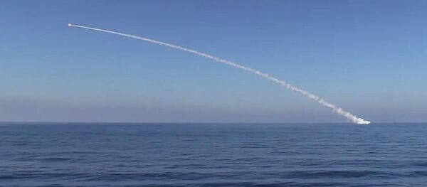 الغواصة كراسنودار التابعة للقوات البحرية الروسية تضرب بصواريخ كاليبر مواقعا بالقرب من تدمر، سوريا - سبوتنيك عربي