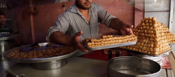 رجل يحضر الحلويات في مدينة الدوما، سوريا - سبوتنيك عربي