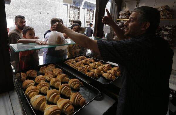 بائع الفطائر في البلدة القديمة بدمشق، سوريا - سبوتنيك عربي