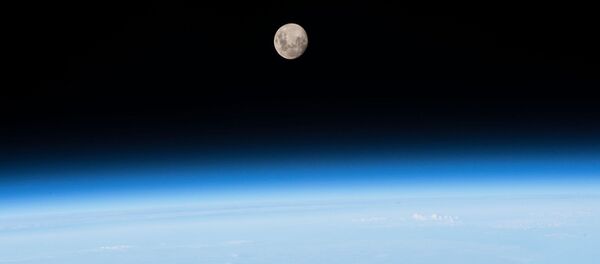 صورة لجار كوكب الأرض - القمر من على متن مركبة الفضاء الدولية صورة لجار كوكب الأرض - القمر من على متن مركبة الفضاء الدولية - سبوتنيك عربي