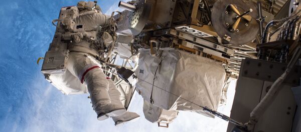 نزهة في الفضاء الخارجي من قبل رائد فضاء الأمريكي بيغي ويتسون خلال مهمة لوكالة الفضاء الدولية - سبوتنيك عربي