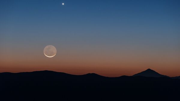 صورة للقمر وكوكب الزهرة، تم رصدهما في تشيلي - سبوتنيك عربي