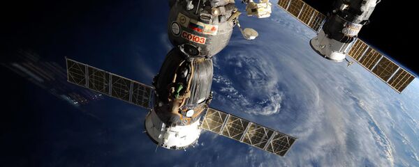 المركبتان الفضائيتان الروسيتان سويوز و بروغريس على خلفية كوكب الأرض - سبوتنيك عربي