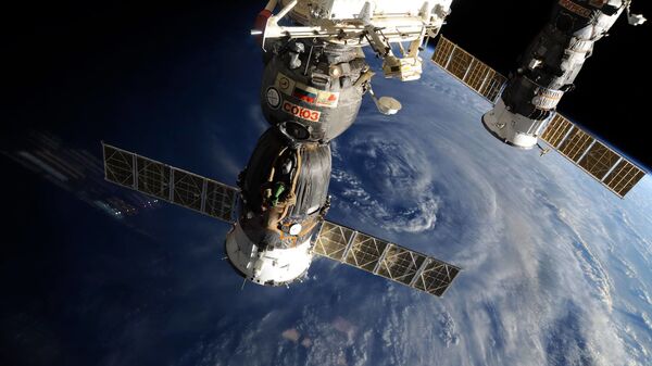 المركبتان الفضائيتان الروسيتان سويوز و بروغريس على خلفية كوكب الأرض - سبوتنيك عربي