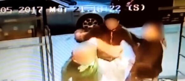 أعتداء على رجل يحمل بيده عبوات الجعة - سبوتنيك عربي