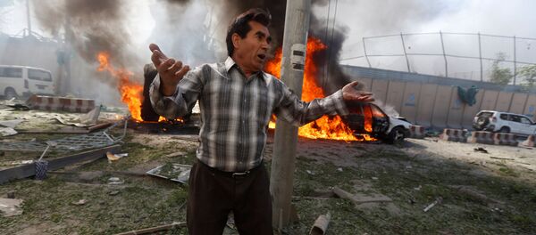 رجل في موقع الحدث، بعد انفجار كابول، أفغانستان 31 مايو/ أيار 2017 - سبوتنيك عربي