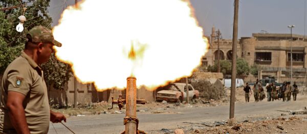 القوات العراقية تطلق القذائف باتجاه تنظيم داعش في الزنجيلي غرب الموصل، العراق 31 ماية/ أيار 2017 - سبوتنيك عربي