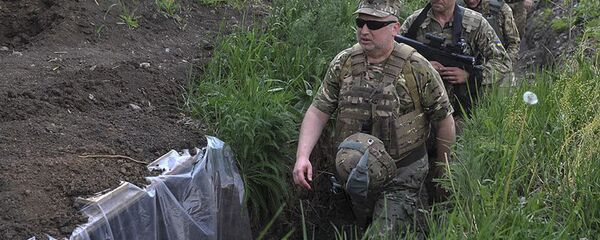 أمين مجلس الأمن الأوكراني يتفقد خنادق الجيش - سبوتنيك عربي