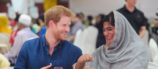 الأمير هاري يفطر مع الصائمين في سنغافورة - سبوتنيك عربي