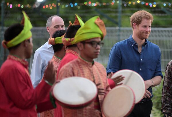 الأمير هاري يفطر مع الصائمين في سنغافورة - سبوتنيك عربي