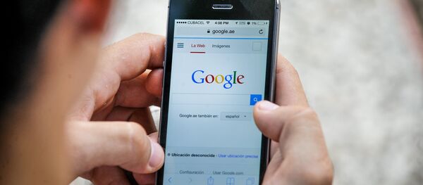 A man uses his mobile phone to connect to internet via wi-fi in a street of Havana, on July 2, 2015 - سبوتنيك عربي