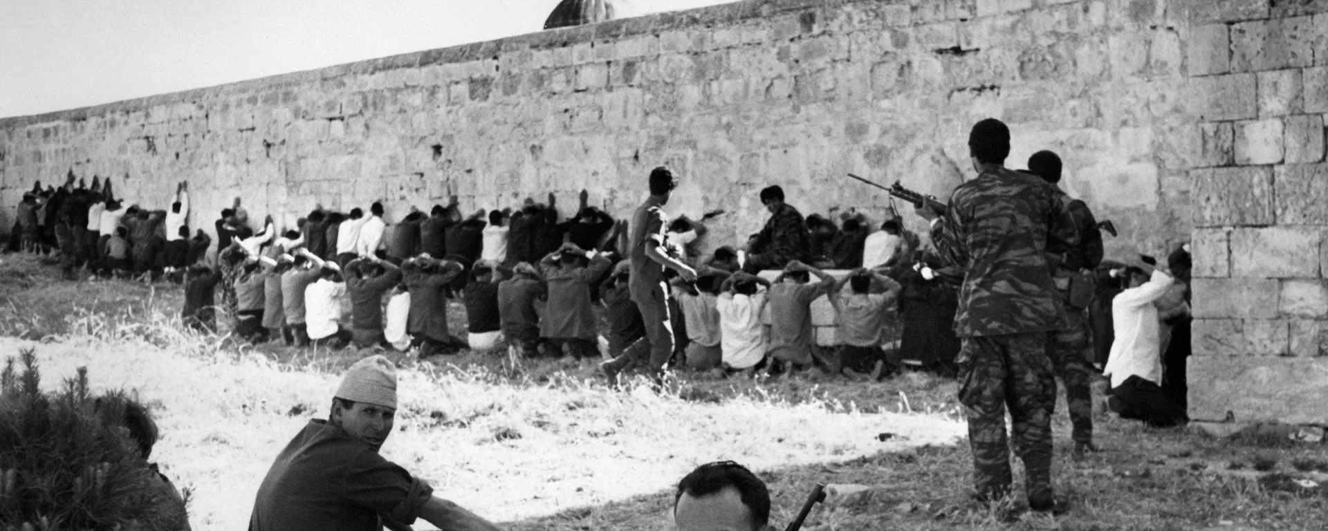 جنود إسرائيليون وأسرى حرب من الفلسطينييين والأردنيون في القدس، يونيو/ حزيران عام 1967 جنود إسرائيليون وأسرى حرب من الفلسطينييين والأردنيون في القدس، يونيو/ حزيران عام 1967 - سبوتنيك عربي, 1920, 29.11.2022