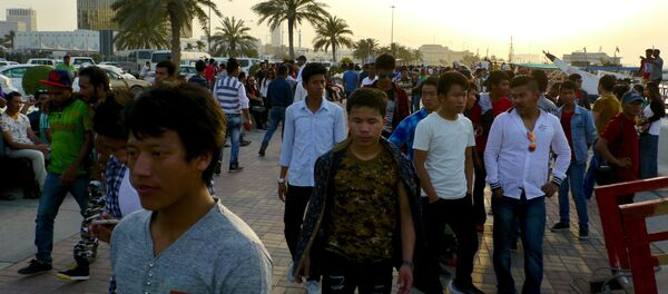 عمال من جنسيات مختلفة في قطر - سبوتنيك عربي