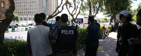 الشرطة الإيرانية بالقرب من مبنى البرلمان في طهران الشرطة الإيرانية بالقرب من مبنى البرلمان في طهران - سبوتنيك عربي