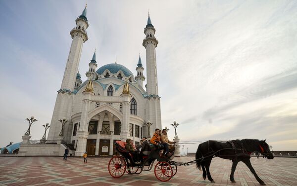 سياح على خلفية مسجد قول شريق في قازان - سبوتنيك عربي