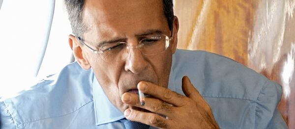 وزير الخارجية الروسي سيرغي لافروف يدخن - سبوتنيك عربي