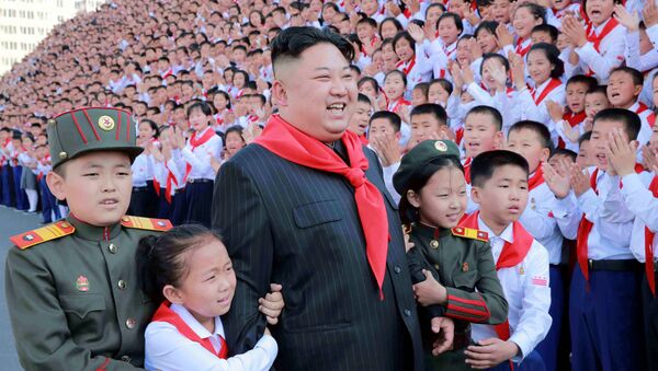 زعيم كوريا الشمالية كيم كيم جونغ أون خلال حضوره الكونغرس الثامن لاتحاد أطفال كوريا الشمالية في بيون يانغ، 8 يونيو/ حزيران 2017 - سبوتنيك عربي
