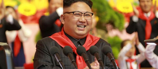 زعيم كوريا الشمالية كيم كيم جونغ أون خلال حضوره الكونغرس الثامن لاتحاد أطفال كوريا الشمالية في بيون يانغ، 8 يونيو/ حزيران 2017 - سبوتنيك عربي