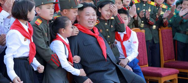 زعيم كوريا الشمالية كيم كيم جونغ أون خلال حضوره الكونغرس الثامن لاتحاد أطفال كوريا الشمالية في بيون يانغ، 8 يونيو/ حزيران 2017 - سبوتنيك عربي