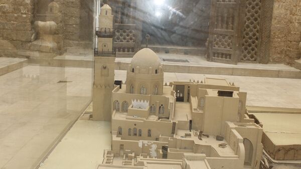 مجمع السلطان قلاوون بشارع المعز لدين الله مجمع السلطان قلاوون بشارع المعز لدين الله - سبوتنيك عربي