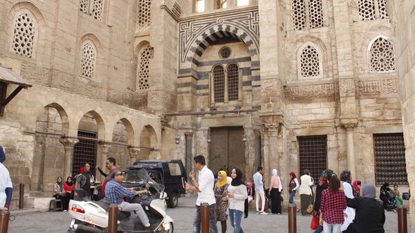 مجمع السلطان قلاوون بشارع المعز لدين الله مجمع السلطان قلاوون بشارع المعز لدين الله - سبوتنيك عربي