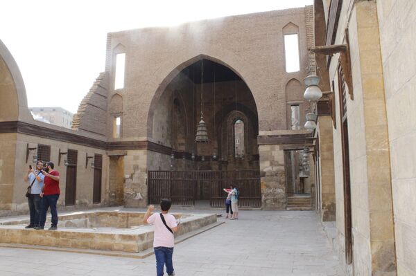 مجمع السلطان قلاوون بشارع المعز لدين الله مجمع السلطان قلاوون بشارع المعز لدين الله - سبوتنيك عربي